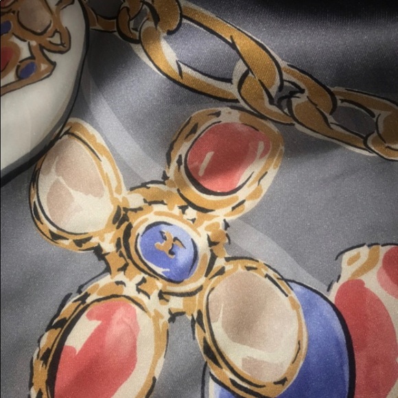 Chanel Scarf in pure silk, Large light grey CC center logo 90cm X 90cm - Picture 8 of 12